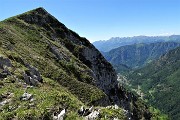 62 Il roccioso a precipizio versante nord del Monte Vetro con vista sulla valle di Roncobello